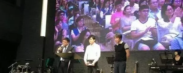 55歲洪榮宏閃娶「小鄧麗君」三度結婚,嬌妻美貌曝光!才知道他為什麼藏的這麼深!