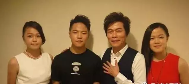 55歲洪榮宏閃娶「小鄧麗君」三度結婚,嬌妻美貌曝光!才知道他為什麼藏的這麼深!