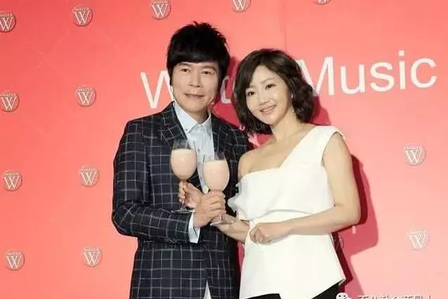 55歲洪榮宏閃娶「小鄧麗君」三度結婚,嬌妻美貌曝光!才知道他為什麼藏的這麼深!