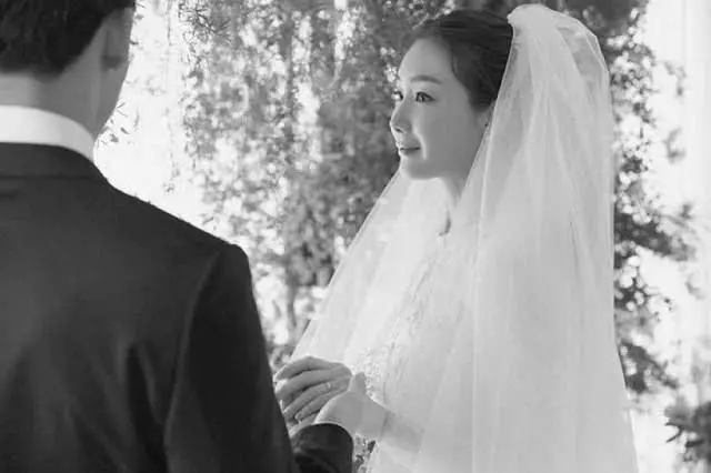 好友曝光崔智友婚後狀況,小9歲老公很疼她,幸福得像個孩子!