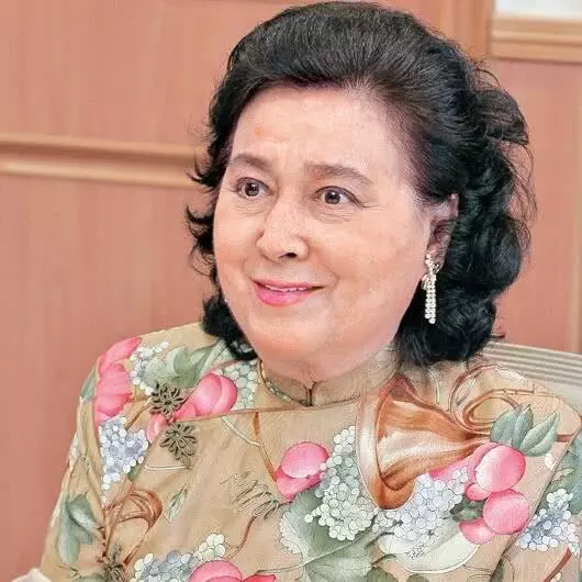 豪門爭產要開始了!澳門賭王何鴻燊妹妹離世留下百億遺產,曾與堂弟相戀產子,一生比電視劇還精彩!