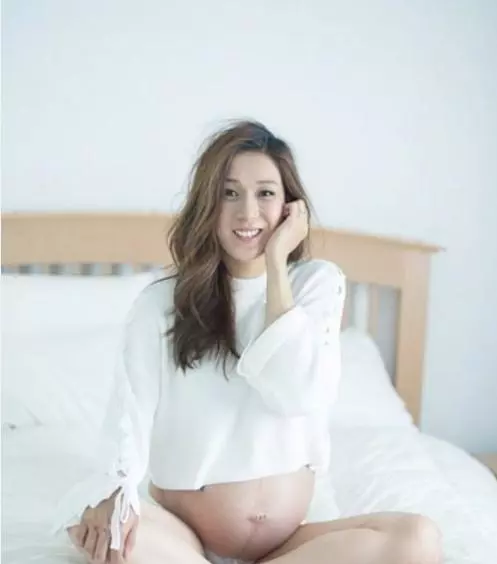 港媒曝鍾嘉欣二胎生下兒子,現出院在家做月子,老公全程陪在身邊