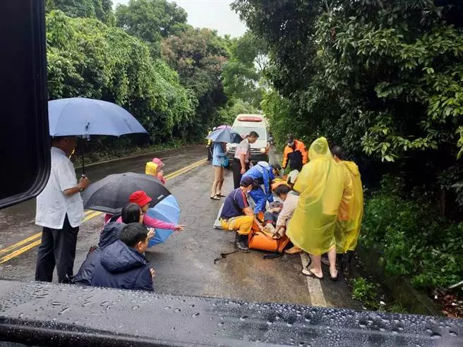 悲! 豪雨炸到彰化釀災 小貨車墜深谷80歲老夫妻雙亡