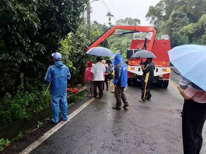 悲! 豪雨炸到彰化釀災 小貨車墜深谷80歲老夫妻雙亡