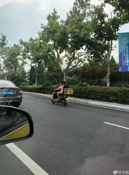 馬路驚見裸男騎車!他怒氣全up上前急教訓…「對不起打擾了」 網朝聖推