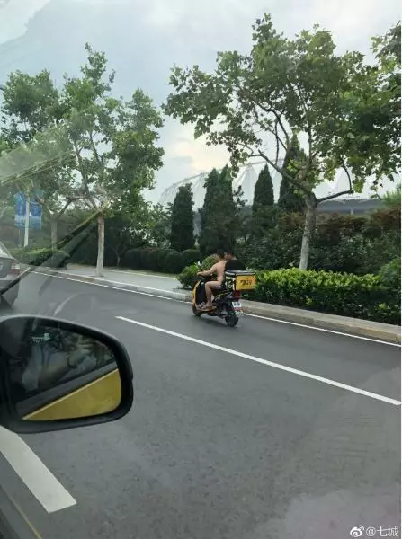 馬路驚見裸男騎車!他怒氣全up上前急教訓…「對不起打擾了」 網朝聖推