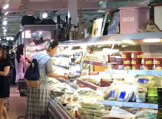 關詠荷獨自去超市買菜,她對選購每樣食材都很仔細!