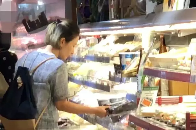 關詠荷獨自去超市買菜,她對選購每樣食材都很仔細!