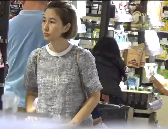 關詠荷獨自去超市買菜,她對選購每樣食材都很仔細!