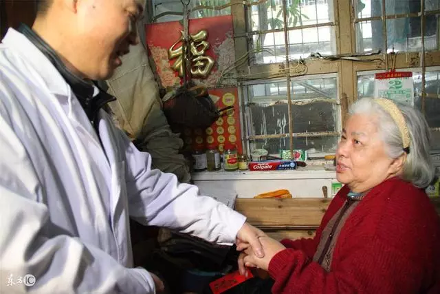 阿婆起早貪黑賣菜,終於存夠錢替亡子還債,對方卻說有人還了