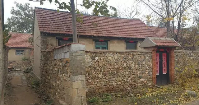 臨終將房產給了兒子,只給養女一個硬紙盒,孩子你走吧