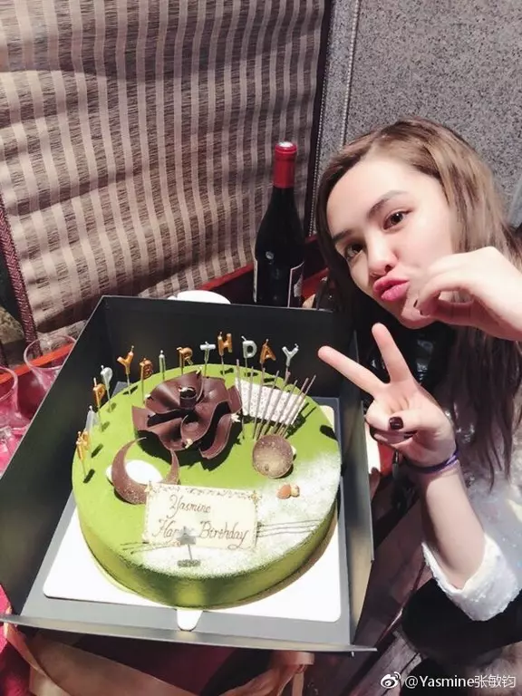 靚到絕!鍾麗緹20歲混血大女兒成最索星二代⭐五官深邃+濃眉大眼!網民直呼:好美啊~