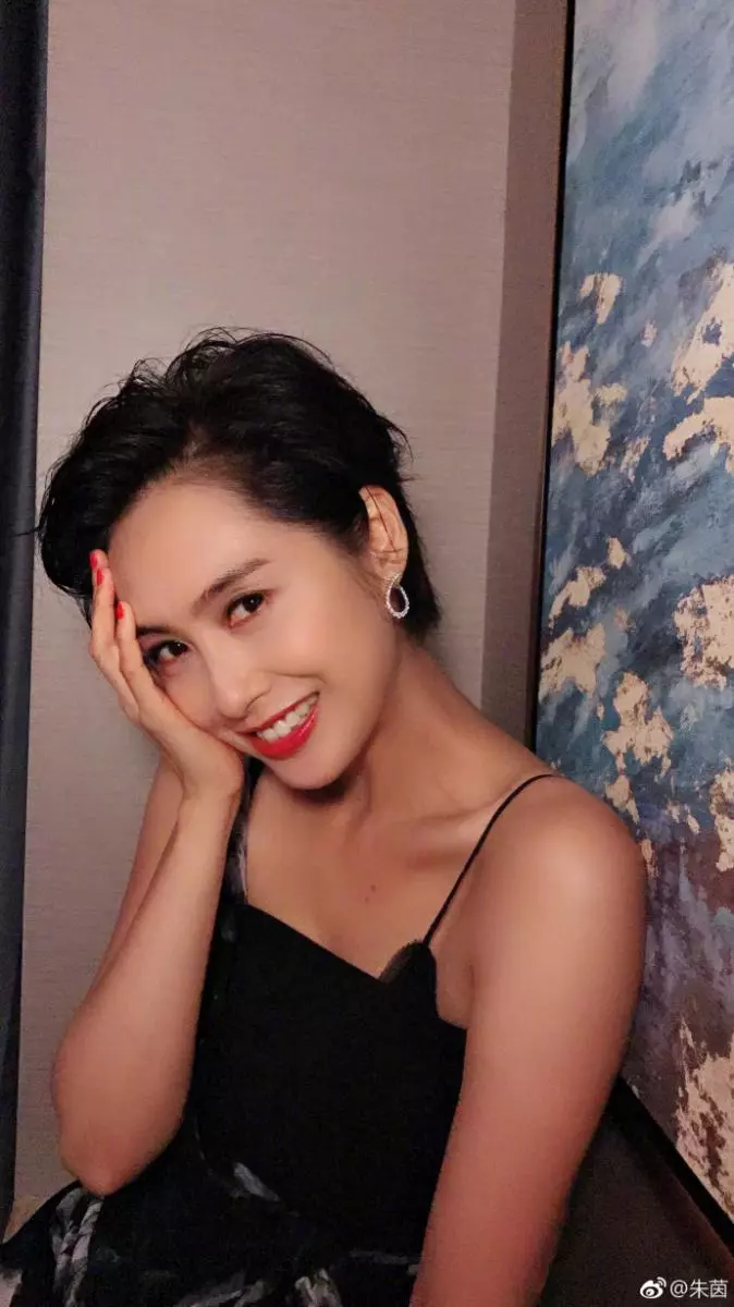 女神大崩壞!「紫霞仙子」朱茵上圍離奇特別大?!網民:感覺像裝了石頭…