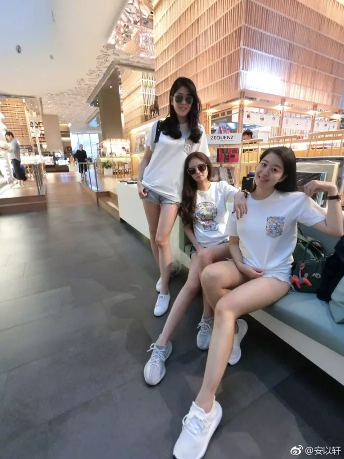 長腿美女家族!安以軒3姐妹罕見曝光❤零修圖大長腿網民狂贊:神基因!