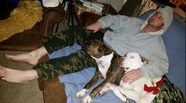 病房破例把狗狗帶來跟飼主「說再見」,它在病床旁的表情,讓人看了就心疼不已QQ