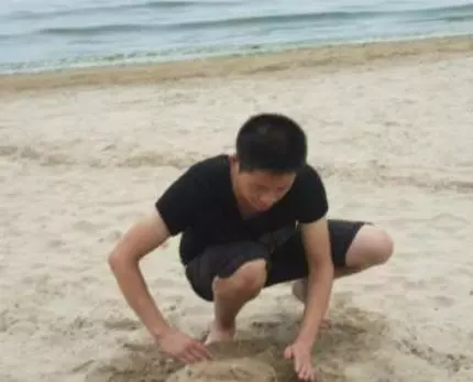 男子在海邊撿到一條怪魚,下一秒小魚瞬間變「青蛙」,太神奇了!