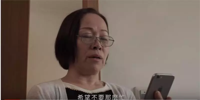 中秋佳節,媽媽假裝一日店員給兒子驚喜,沒想到兒子也準備禮物,媽媽看後淚流滿面!
