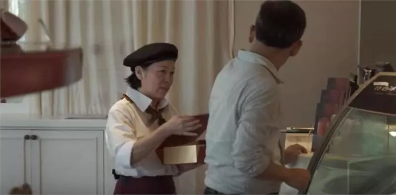 中秋佳節,媽媽假裝一日店員給兒子驚喜,沒想到兒子也準備禮物,媽媽看後淚流滿面!