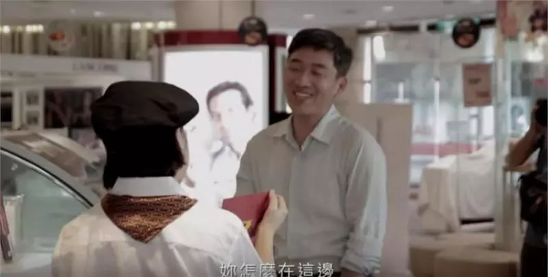 中秋佳節,媽媽假裝一日店員給兒子驚喜,沒想到兒子也準備禮物,媽媽看後淚流滿面!