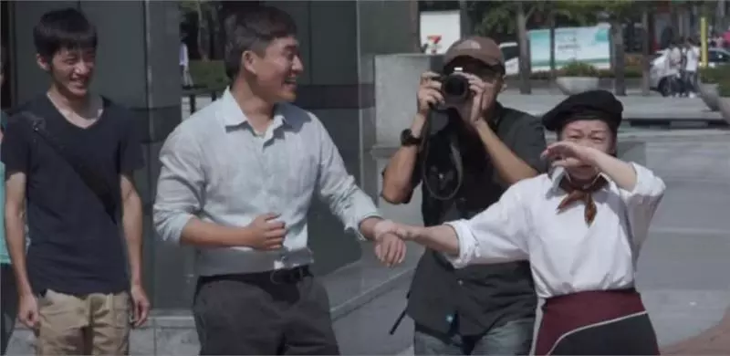 中秋佳節,媽媽假裝一日店員給兒子驚喜,沒想到兒子也準備禮物,媽媽看後淚流滿面!