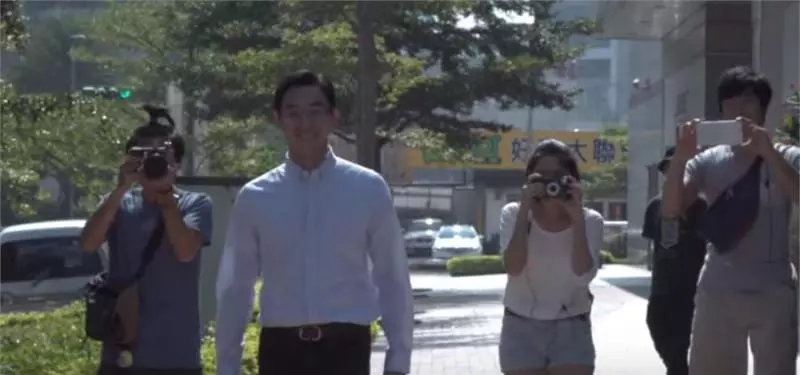 中秋佳節,媽媽假裝一日店員給兒子驚喜,沒想到兒子也準備禮物,媽媽看後淚流滿面!