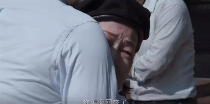 中秋佳節,媽媽假裝一日店員給兒子驚喜,沒想到兒子也準備禮物,媽媽看後淚流滿面!