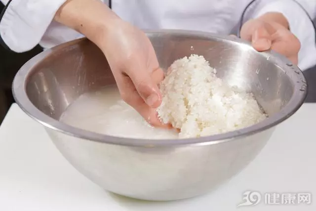 淘米水是不花錢的「藥」!4個功效,你一個也沒用過