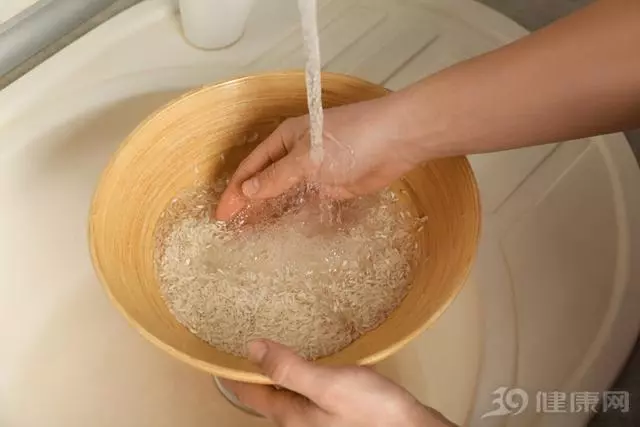 淘米水是不花錢的「藥」!4個功效,你一個也沒用過