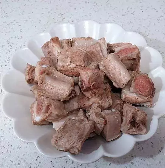 這道吮指梅醬排骨口感酸甜清新,好吃的不得了!一上桌就被搶光了!