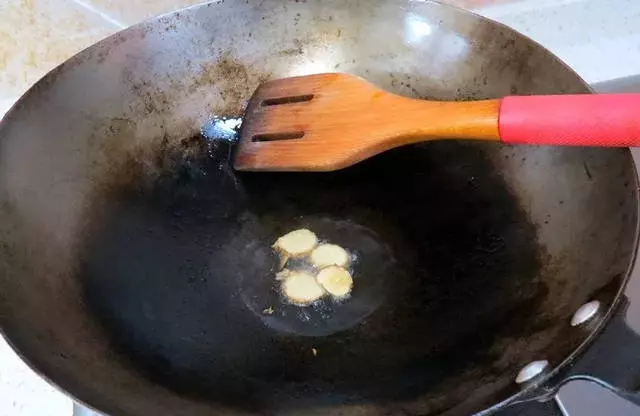 這道吮指梅醬排骨口感酸甜清新,好吃的不得了!一上桌就被搶光了!