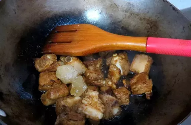 這道吮指梅醬排骨口感酸甜清新,好吃的不得了!一上桌就被搶光了!