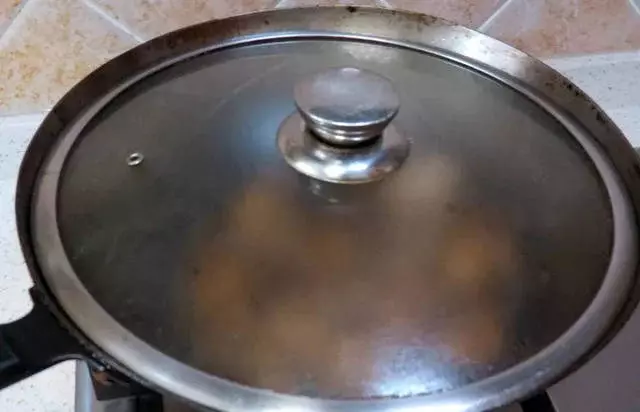這道吮指梅醬排骨口感酸甜清新,好吃的不得了!一上桌就被搶光了!