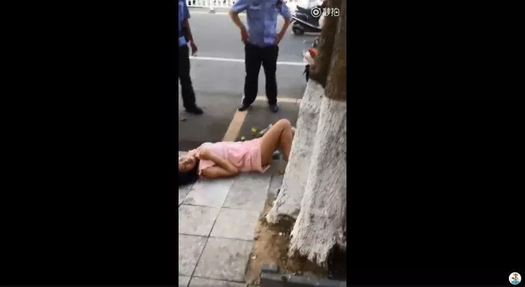 衣著清涼妹醉躺路上,路人猛盯….大爺成亮點:你看了好久!