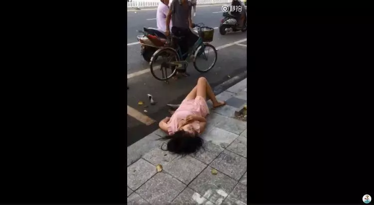 衣著清涼妹醉躺路上,路人猛盯….大爺成亮點:你看了好久!