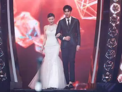 張柏芝時隔12年再次穿上婚紗,看到站在身邊的人,網友都不淡定了!