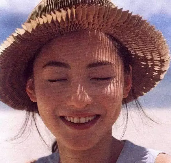 張柏芝時隔12年再次穿上婚紗,看到站在身邊的人,網友都不淡定了!