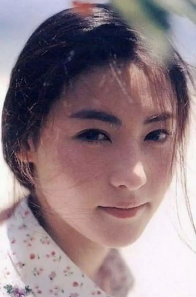 張柏芝時隔12年再次穿上婚紗,看到站在身邊的人,網友都不淡定了!