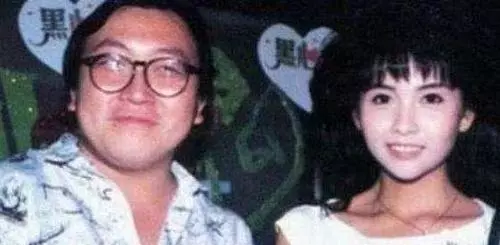 王晶妻子正面照被曝光,長相到達「巔峰」,網友:難怪一直不公開!