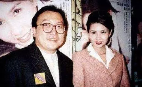 王晶妻子正面照被曝光,長相到達「巔峰」,網友:難怪一直不公開!