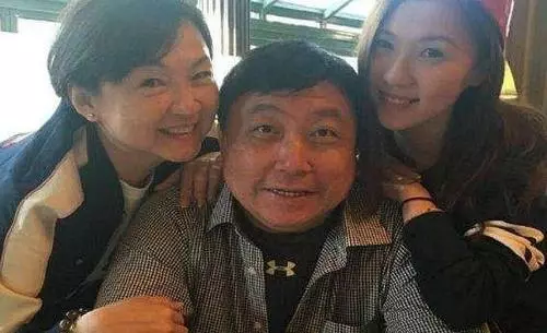 王晶妻子正面照被曝光,長相到達「巔峰」,網友:難怪一直不公開!