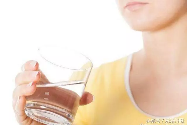 早上起床後,按照順序做這3件事,養肝又排毒,肝臟越來越健康