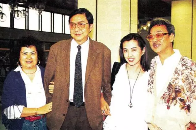 【那麼美有原因!】王祖賢全家福罕見曝光,網見父母長相秒懂~~~