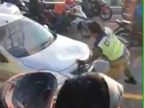 柔佛長堤大塞車 RELA肉身擋車 阻司機亂駛