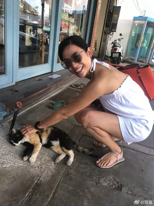 宣萱自稱發福長胖!穿弔帶小白裙嫩成少女,完全不像48歲的女人~~~