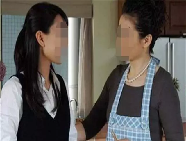 母親去兒家被兒媳攆出來,回家看到兒子寄來的錢傻了