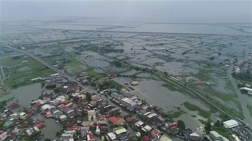 災區空拍圖曝光 整個嘉義被水淹沒「讓批評的人當上帝」賴清德到嘉義勘災時,希望藍綠停止彼此攻擊,捲起袖子投入救災工作 -