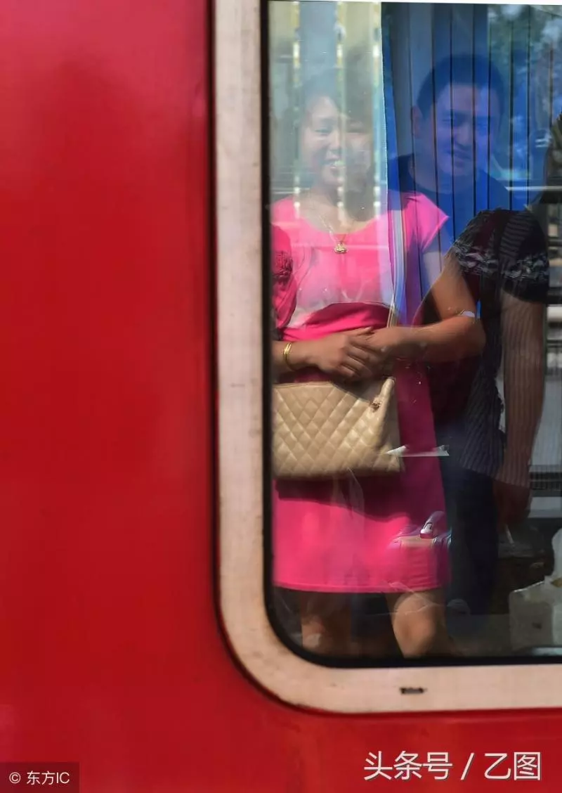 火車站打工父母送回家的兩個女兒,小姐妹哭紅雙眼說:不想走
