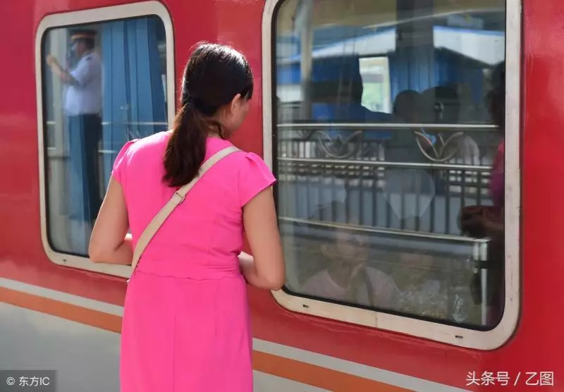 火車站打工父母送回家的兩個女兒,小姐妹哭紅雙眼說:不想走