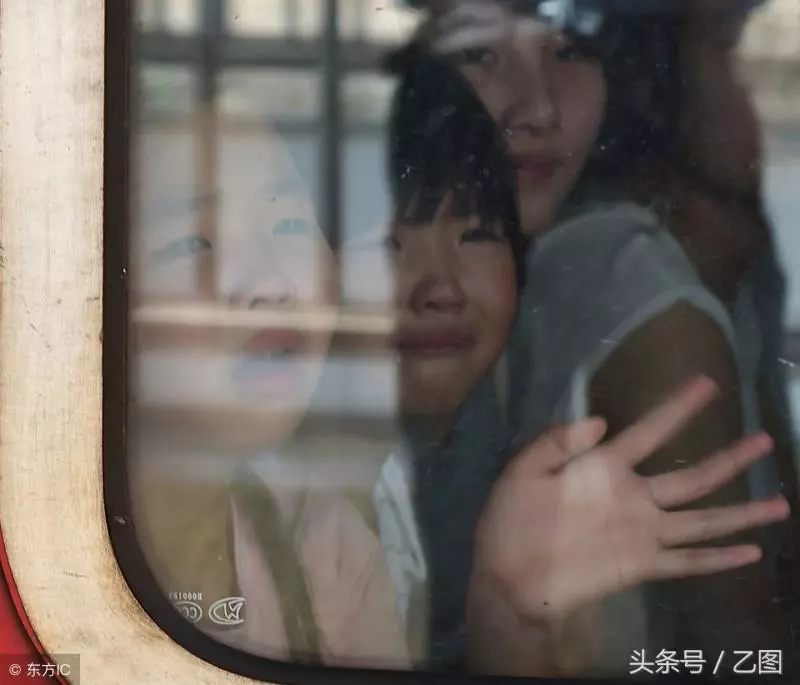 火車站打工父母送回家的兩個女兒,小姐妹哭紅雙眼說:不想走