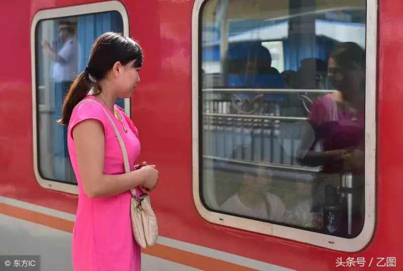 火車站打工父母送回家的兩個女兒,小姐妹哭紅雙眼說:不想走